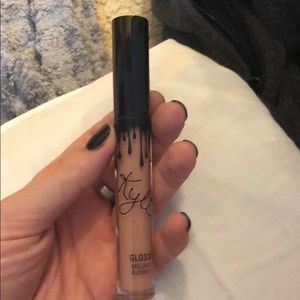 kylie lip gloss in so cute